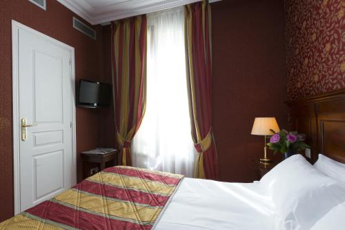 Habitación Doble con terraza del hotel Niel. Foto 3