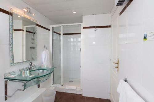 Habitación Doble con terraza del hotel Niel. Foto 5