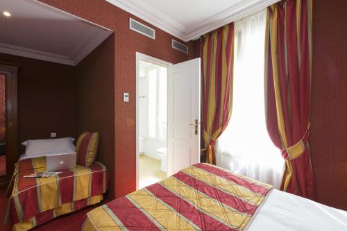 Habitación Triple del hotel Niel. Foto 2