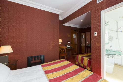 Habitación Triple del hotel Niel. Foto 3