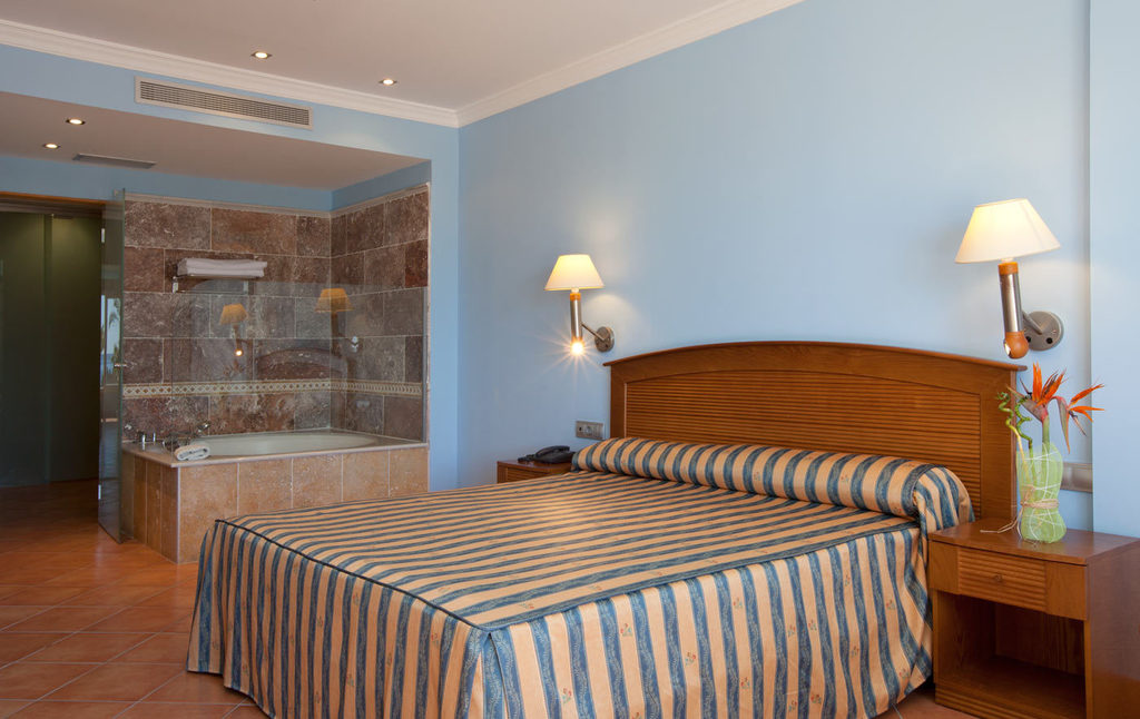 Suite con salón del hotel Playazimbali. Foto 2