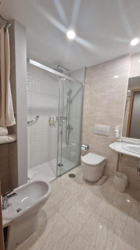 Habitación Triple del hotel Monte Rozas. Foto 3