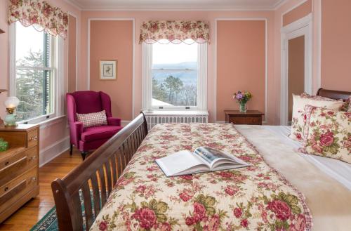 Habitación King con vista al lago del hotel Idlwilde Inn. Foto 1