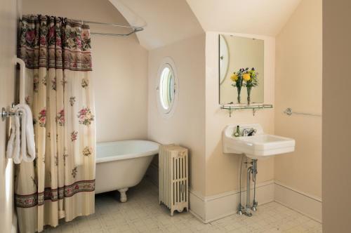 Suite Deluxe con cama Queen del hotel Idlwilde Inn. Foto 2