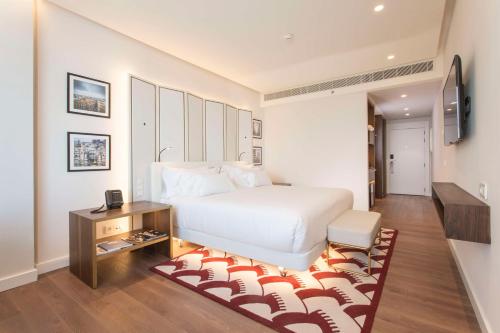 Habitación Doble Premium con vistas - 1 o 2 camas del hotel NH Collection Madrid Eurobuilding. Foto 4