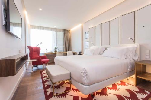 Habitación Doble Premium con vistas, terraza y acceso al salón de la planta VIP - 1 o 2 camas del hotel NH Collection Madrid Eurobuilding. Foto 1