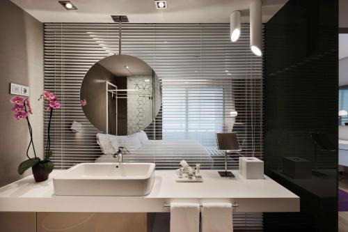 Habitación Doble Premium con vistas, terraza y acceso al salón de la planta VIP - 1 o 2 camas del hotel NH Collection Madrid Eurobuilding. Foto 3