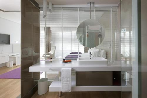 Habitación Superior con terraza del hotel NH Collection Madrid Eurobuilding. Foto 2