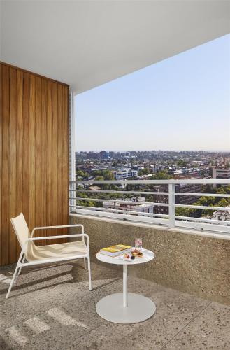 Habitación Superior con terraza del hotel NH Collection Madrid Eurobuilding. Foto 4