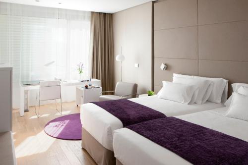 Habitación Superior con terraza y cama supletoria del hotel NH Collection Madrid Eurobuilding