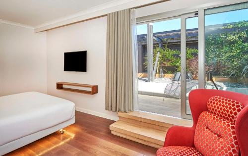 Suite Junior con vistas y terraza con cama supletoria del hotel NH Collection Madrid Eurobuilding. Foto 1