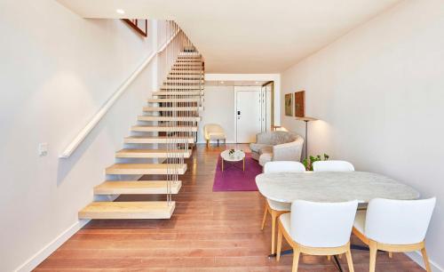 Suite Junior con vistas y terraza con cama supletoria del hotel NH Collection Madrid Eurobuilding. Foto 7