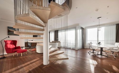 Suite Junior con vistas, terraza y acceso al salón de la planta VIP del hotel NH Collection Madrid Eurobuilding