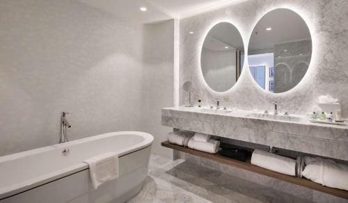 Suite Junior con vistas, terraza y acceso al salón de la planta VIP del hotel NH Collection Madrid Eurobuilding. Foto 3