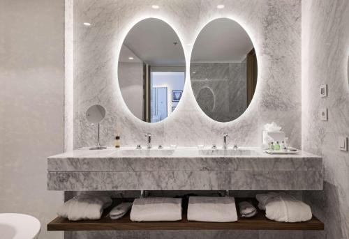 Suite Junior con vistas, terraza y acceso al salón de la planta VIP del hotel NH Collection Madrid Eurobuilding. Foto 4