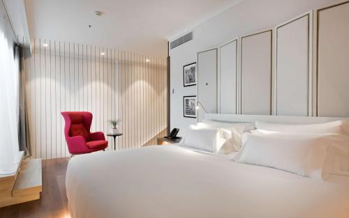 Suite Junior con vistas, terraza y acceso al salón de la planta VIP del hotel NH Collection Madrid Eurobuilding. Foto 6