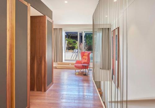 Suite Junior con vistas, terraza y acceso al salón de la planta VIP del hotel NH Collection Madrid Eurobuilding. Foto 8
