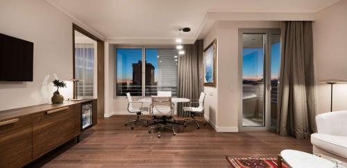 Suite Junior con vistas, terraza y acceso al salón de la planta VIP del hotel NH Collection Madrid Eurobuilding. Foto 10