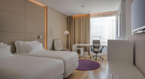 Habitación Familiar comunicada con cama supletoria del hotel NH Collection Madrid Eurobuilding