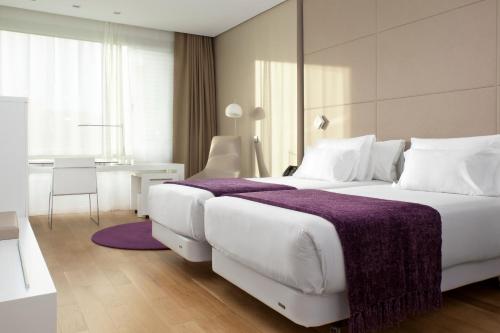 Habitación Superior con terraza y cama supletoria del hotel NH Collection Madrid Eurobuilding. Foto 2