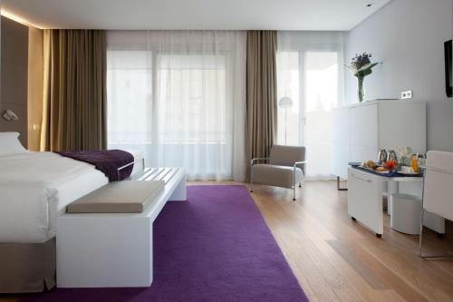 Habitación doble Balcón o Terraza Superior 1 Cama king Agradable del hotel NH Collection Madrid Eurobuilding. Foto 3