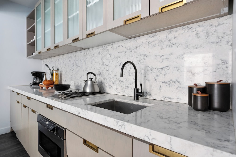 Estudio Premier, 1 cama de matrimonio grande, cocina del hotel Sonder City Hall Park. Foto 8