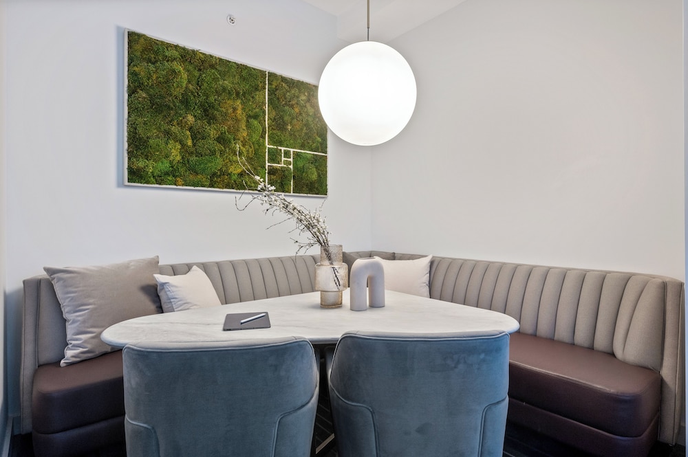 Estudio Grand, 1 cama de matrimonio grande, cocina del hotel Sonder City Hall Park. Foto 13