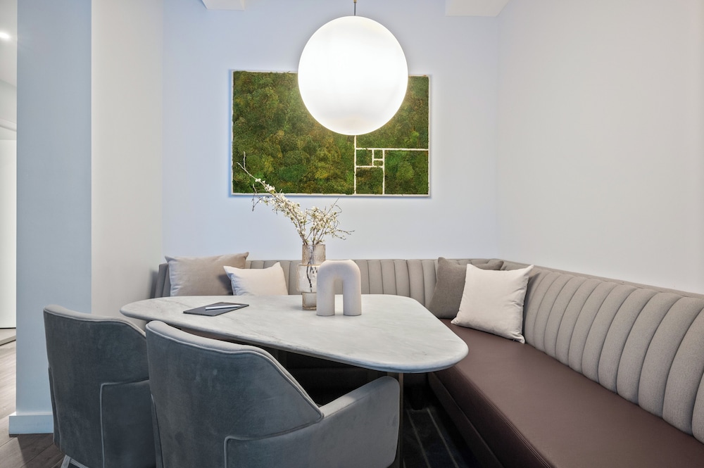 Estudio Grand, 1 cama de matrimonio grande, cocina del hotel Sonder City Hall Park. Foto 15