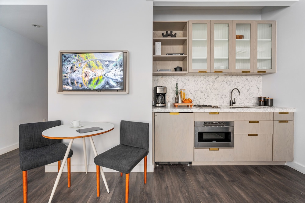 Estudio clásico, 1 cama de matrimonio, ducha adaptada del hotel Sonder City Hall Park. Foto 7