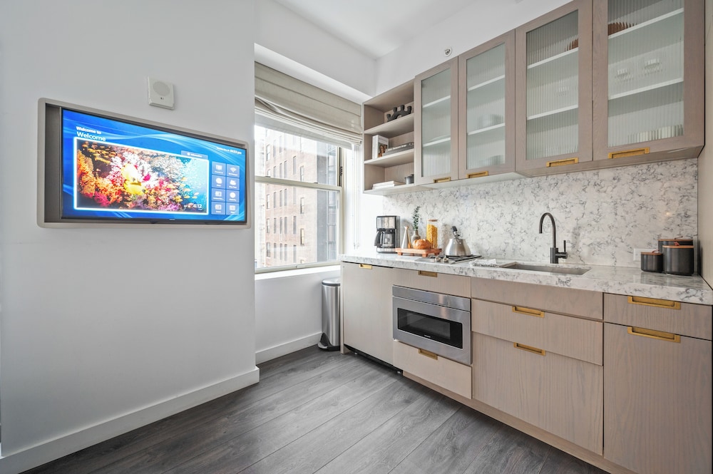 Suite estudio Deluxe, 1 cama de matrimonio grande, cocina del hotel Sonder City Hall Park. Foto 6