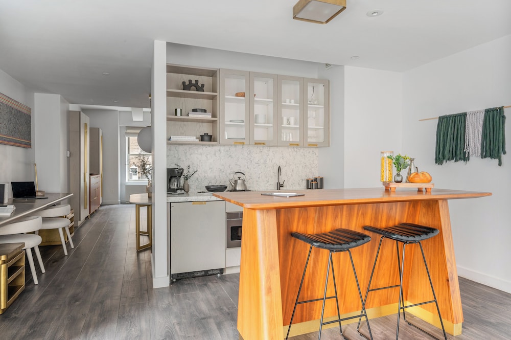 Suite presidencial, 1 cama de matrimonio grande con sofá cama, cocina del hotel Sonder City Hall Park. Foto 13