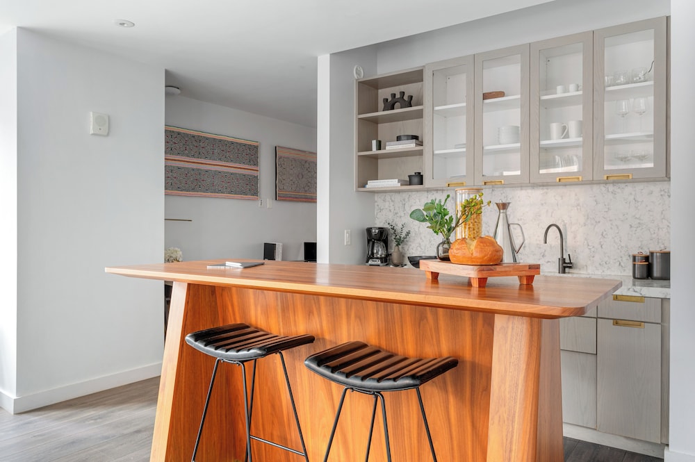 Suite presidencial, 1 cama de matrimonio grande con sofá cama, cocina del hotel Sonder City Hall Park. Foto 15