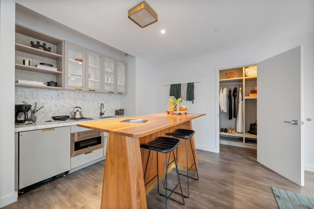 Suite presidencial, 1 cama de matrimonio grande con sofá cama, cocina del hotel Sonder City Hall Park. Foto 25