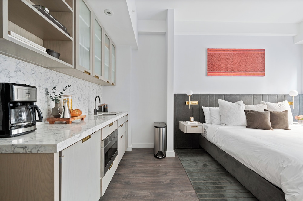 Estudio clásico, 1 cama de matrimonio grande, cocina básica del hotel Sonder City Hall Park. Foto 26