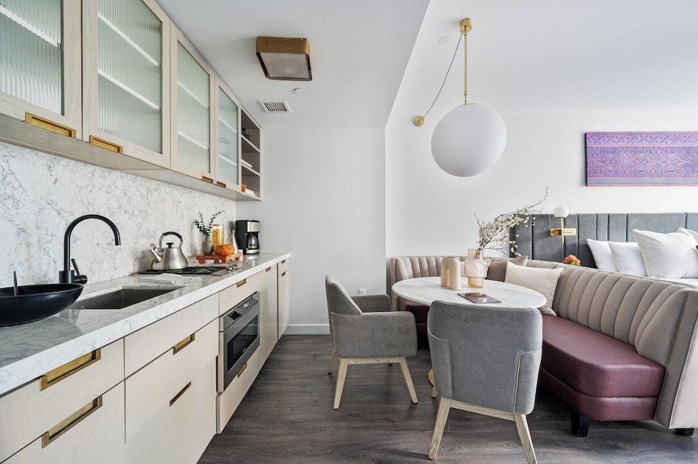 Suite ejecutiva, 1 cama de matrimonio grande con sofá cama, cocina del hotel Sonder City Hall Park. Foto 8