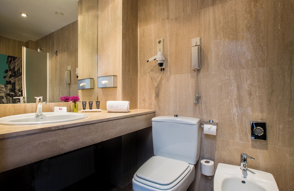 Habitación Confort del hotel Leonardo Boutique Madrid. Foto 9