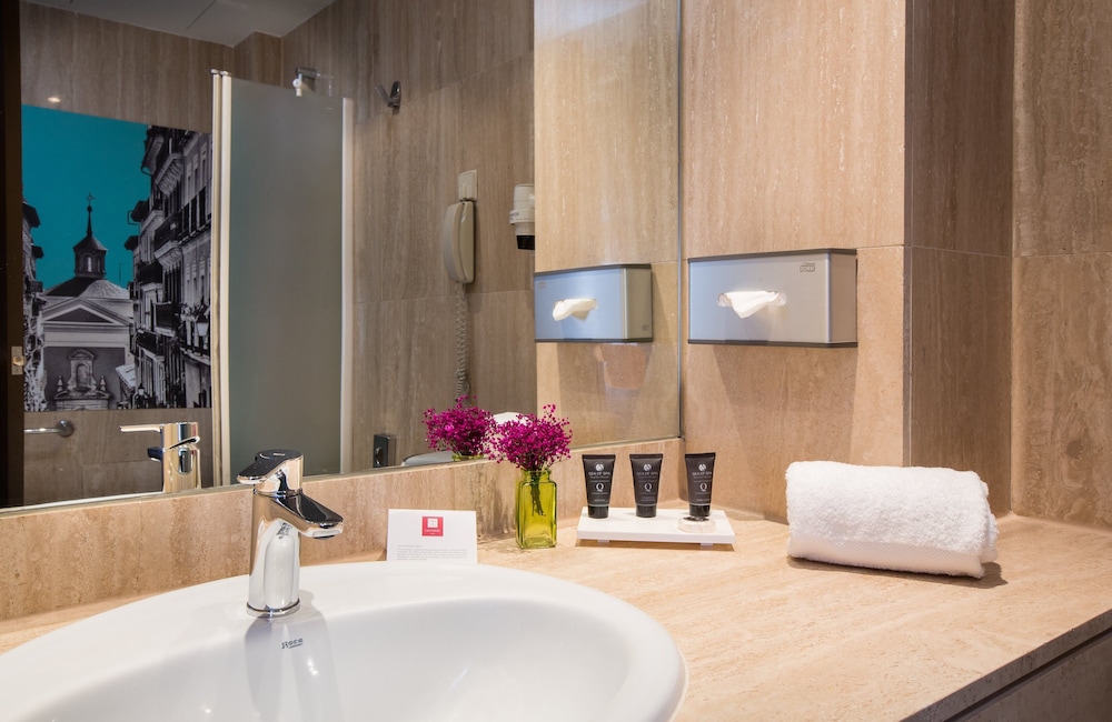 Habitación Confort del hotel Leonardo Boutique Madrid. Foto 10