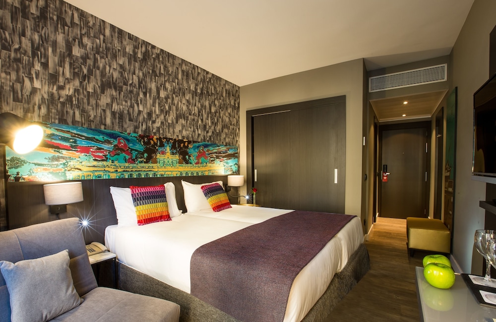 Habitación triple Confort del hotel Leonardo Boutique Madrid. Foto 1