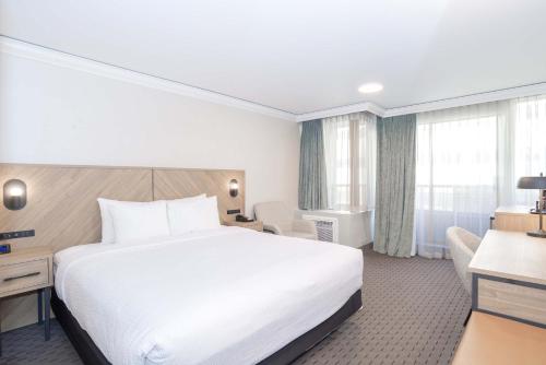 Standard Room, 1 King Bed, South Tower del hotel Sandman Vancouver Downtown