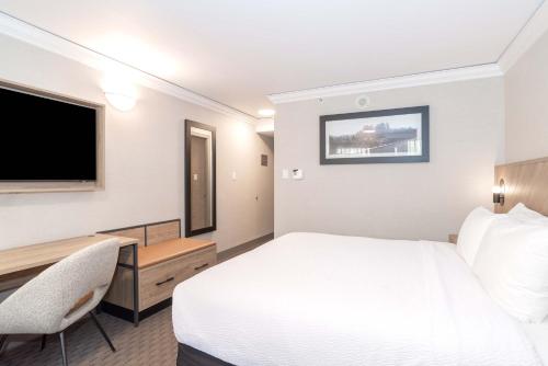 Standard Room, 1 King Bed, South Tower del hotel Sandman Vancouver Downtown. Foto 2