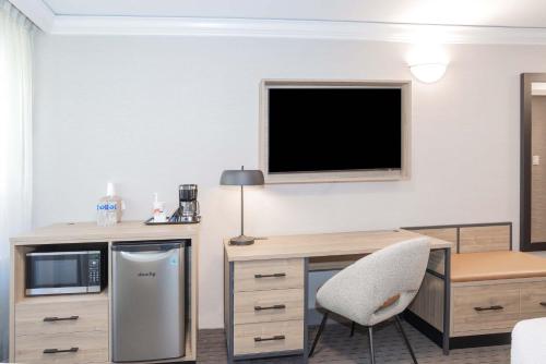 Standard Room, 1 King Bed, South Tower del hotel Sandman Vancouver Downtown. Foto 3