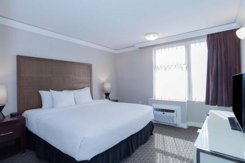 Standard Suite, 1 King Bed, Kitchenette, South Tower del hotel Sandman Vancouver Downtown