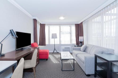 Standard Suite, 1 King Bed, Kitchenette, South Tower del hotel Sandman Vancouver Downtown. Foto 3