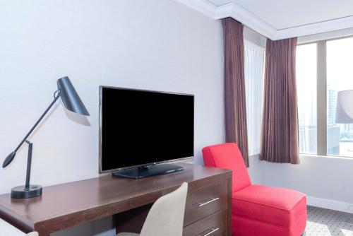 Standard Suite, 1 King Bed, Kitchenette, South Tower del hotel Sandman Vancouver Downtown. Foto 4