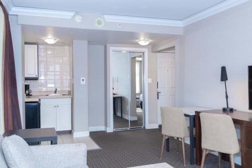 Standard Suite, 1 King Bed, Kitchenette, South Tower del hotel Sandman Vancouver Downtown. Foto 5