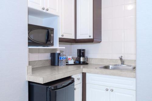 Standard Suite, 1 King Bed, Kitchenette, South Tower del hotel Sandman Vancouver Downtown. Foto 6