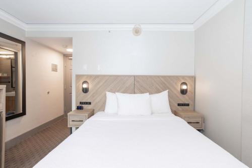 Standard Room, 1 Queen Bed, South Tower del hotel Sandman Vancouver Downtown