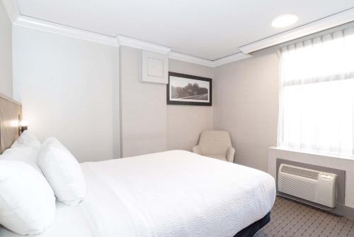 Standard Room, 1 Queen Bed, South Tower del hotel Sandman Vancouver Downtown. Foto 1