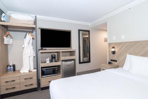 Standard Room, 1 Queen Bed, South Tower del hotel Sandman Vancouver Downtown. Foto 2