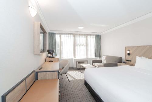 Standard Room, 1 King Bed, Sofa Bed, South Tower del hotel Sandman Vancouver Downtown